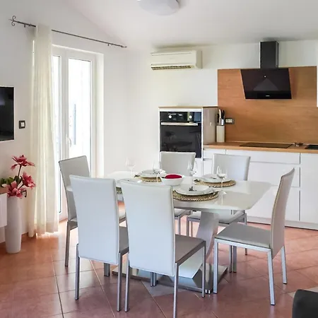 1 Bedroom Gorgeous In Brseč