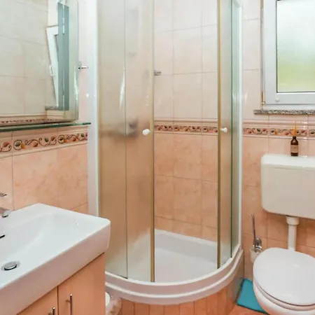 1 Bedroom Gorgeous In Brseč