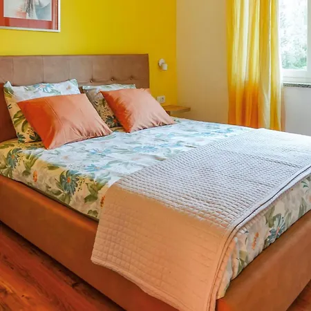 1 Bedroom Gorgeous In Brseč